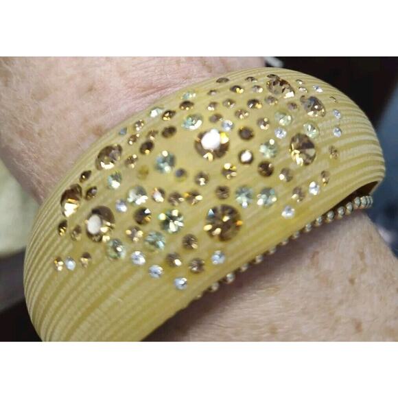 SUSAN GRAVER for QVC Embedded Crystals Golden Acrylic Bangle Bracelet Size Large - Picture 3 of 3